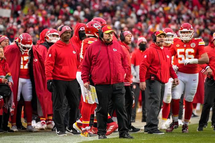 Kansas City Chiefs players and coaches on the sideline