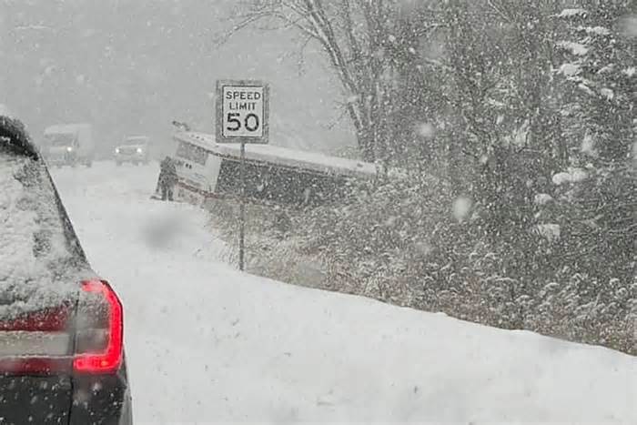 Up to 40 inches of snow expected to hit Northeast as storm snarls morning commute
