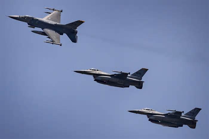 U.S. F16s Fly in Formation
