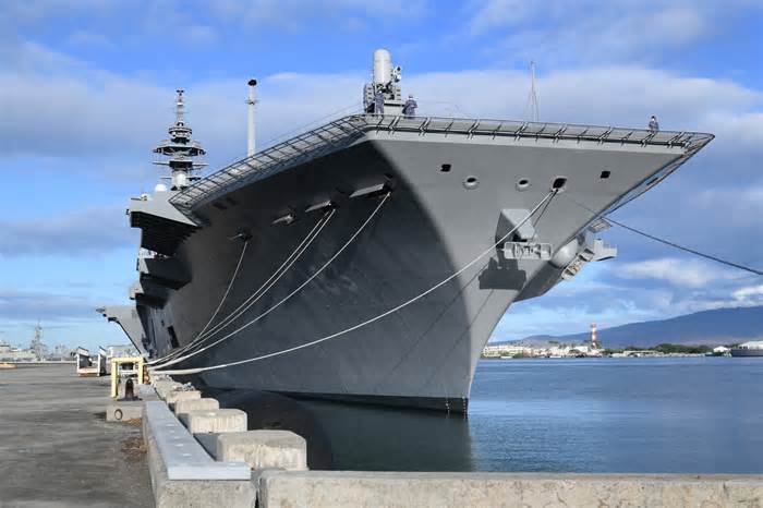 JS Izumo Prepares to Depart Pearl Harbor