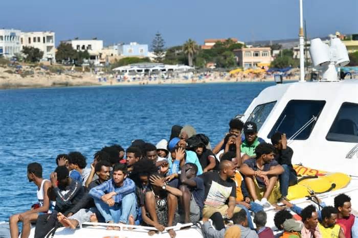 Des migrants de Tunisie et de Libye arrivent à Lampedusa à bord d'un bateau des gardes-côtes italiens, le 1er août 2020