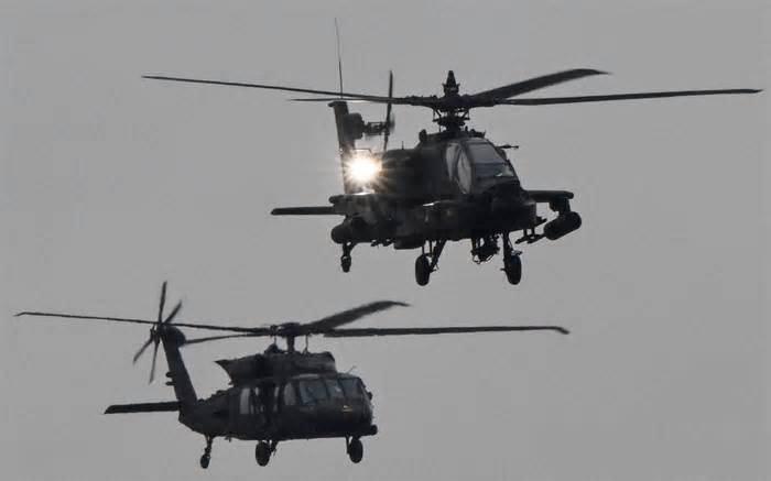 Black Hawk (L) and APache (R) helicopters, two of the main types in use by the US Army today