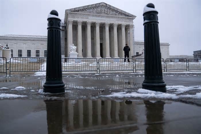UNITED STATES - JANUARY 16: The Supreme Court is pictured after 3-4 inches of snow fell across the metro area on Tuesday, January 16, 2024. (Tom Williams/CQ-Roll Call, Inc via Getty Images) (Photo: Tom Williams via Getty Images)