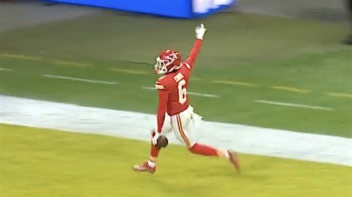 Chiefs’ lateral TD vs Dolphins is the defensive score of the year