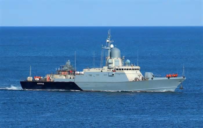Ukrainian forces hit Russian ship in Kerch (kchf.ru)
