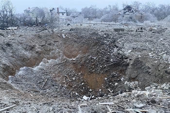La secuela de un ataque ruso en Novomoskovsk, Ucrania, el 8 de enero de 2024. Foto suministrada por el Servicio de Emergencias de Ucrania. (Servicio de Emergencias de Ucrania via AP)
