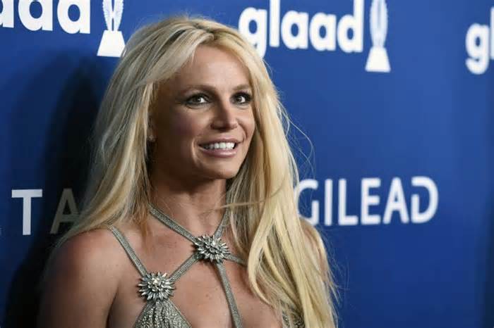Un nuevo álbum de Britney Spears no está disponible, ni siquiera con 'gente al azar' como Charli XCX