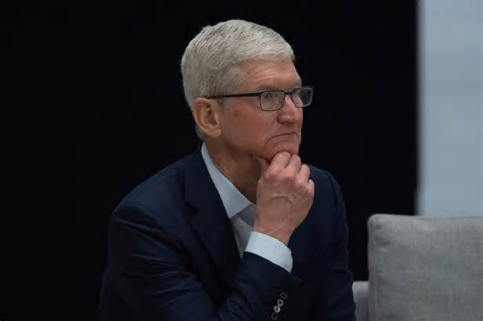 What’s behind Apple’s $110 billion market-cap loss today? A major downgrade that has investors worried about slowing iPhone sales is the key culprit