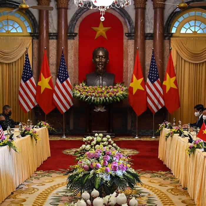 US Vice President Kamala Harris (L) attends a meeting with Vietnam's President Nguyen Xuan Phuc (R) in the Presidential palace in Hanoi on August 25, 2021.