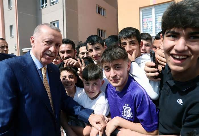 Turkey's President Tayyip Erdogan casts his ballot in Istanbul