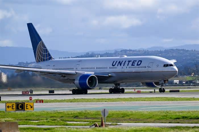 A United Airlines plane gearing up for take-off from San Francisco International Airport
