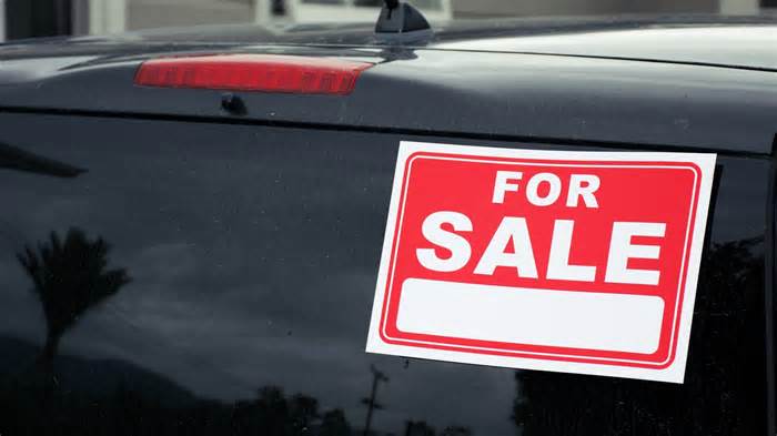 used car for sale sign window_iStock-1311583795