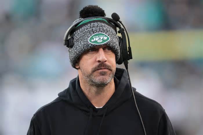 New York Jets quarterback Aaron Rodgers (8) on the sidelines during the first half against the Miami Dolphins at MetLife Stadium.