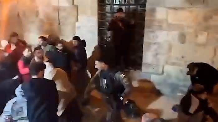 Video captures Israeli police forcefully pushing Palestinians trying to enter mosque