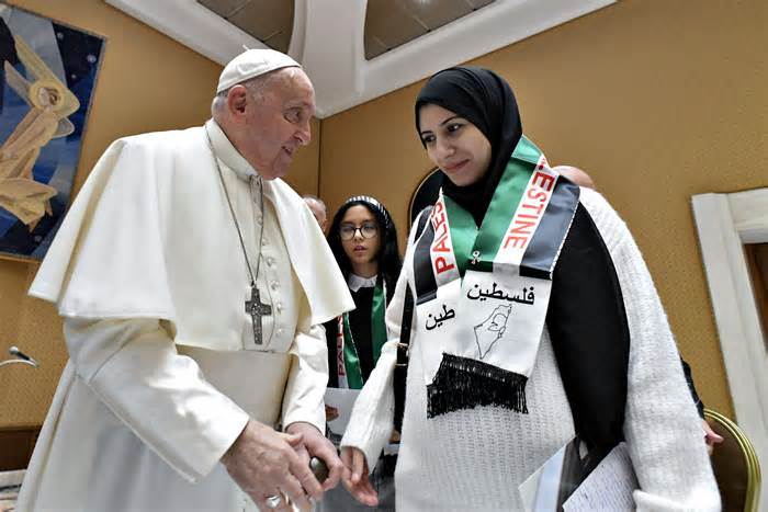Pope Francis meets families of Palestinians