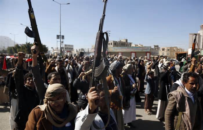 Houthi, protest, against, US, UK, military, threats