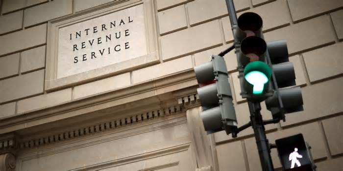 The IRS just announced when taxpayers can start filing returns this year