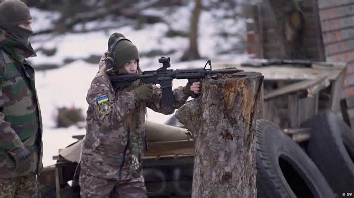 Cada vez más mujeres soldado luchan en el frente en Ucrania.