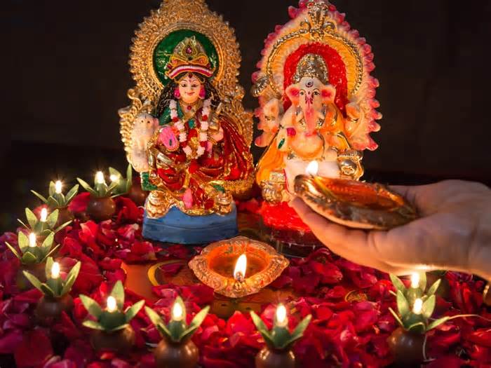 Diwali 2023: Devotees worship Maa Lakshmi, the Goddess of Wealth and Prosperity on Deepavali. (Image: Shutterstock)