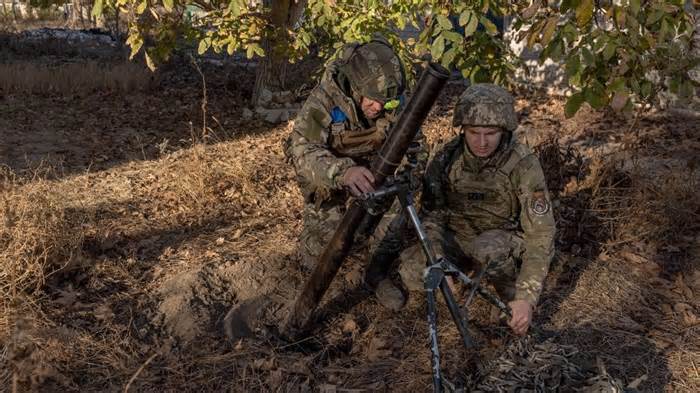 Ukrainian servicemen prepare to fire a mortar over the Dnipro River toward Russian positions on November 6. - Roman Pilipey/AFP/Getty Images