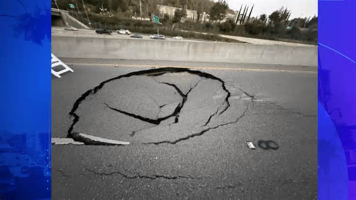 The 405 freeway off-ramp to Skirball Center and Mulholland Drive is to be closed for up to month due to sinkhole