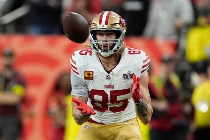 George Kittle prepares to make a catch against the Chiefs.