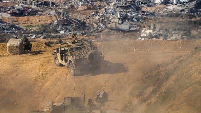 Tentara Israel (IDF) bergerak di perbatasan Jalur Gaza. Pada Jumat (29/12/2023) pasukan infanteri IDF dilaporkan terkena ledakan dari lima bom di ladang ranjau Brigade Al-Qassam, sayap militer Hamas di Gaza Tengah.