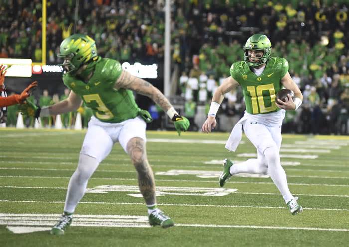 Oregon quarterback Bo Nix (10) runs for a touchdown during the first half of an NCAA college football game against Oregon State, Friday, Nov. 24, 2023, in Eugene, Ore. (AP Photo/Mark Ylen)