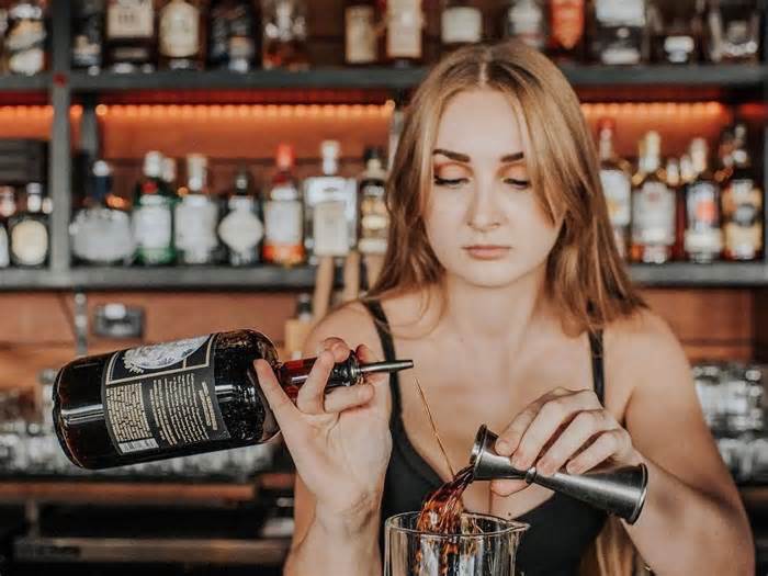 I was a bartender for almost a decade. Here are the techniques I used to land bigger tips — and the people I tried to avoid serving.