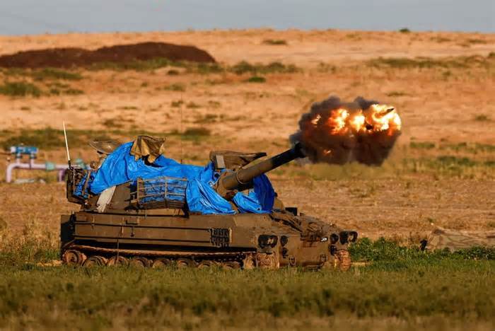 Israeli mobile artillery unit fires towards Gaza