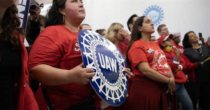 UAW members attend a rally in support of the labor union strike at the UAW Local 551 hall on the South Side on October 7, 2023 in Chicago, Illinois.