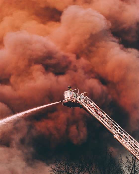 “L’Amazon russe” en feu : des employés sautent de 3 étages pour échapper aux flammes