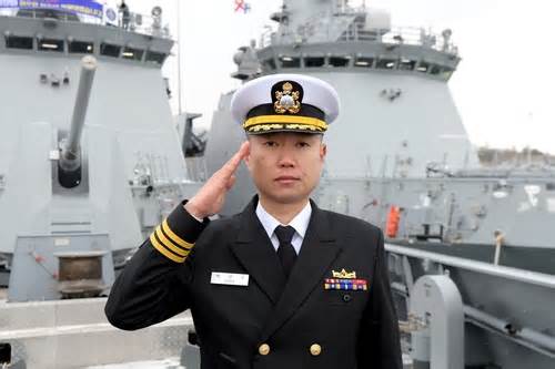 Capt. Park Yeon-soo raises his hand in salute in front of the ROKS Cheonan frigate docked at the 2nd Fleet in Pyeongtaek, about 70 kilometers south of Seoul, ahead of an inauguration ceremony, in this photo provided by the Navy on Jan. 22, 2024. (PHOTO NOT FOR SALE) (Yonhap)