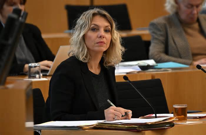 Susanna Karawanskij (Die Linke), Ministerin für Infrastruktur und Landwirtschaft von Thüringen, während der Sitzung des Thüringer Landtags.