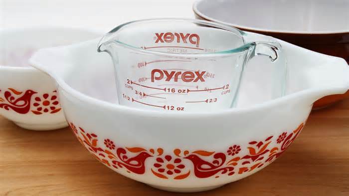 Pyrex bowl and measuring cup