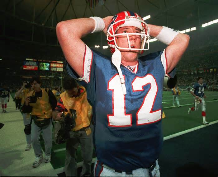 Buffalo Bills quarterback Jim Kelly leaves the field after his team lost Super Bowl 28 to the Dallas Cowboys on Jan. 30, 1994 in Atlanta.