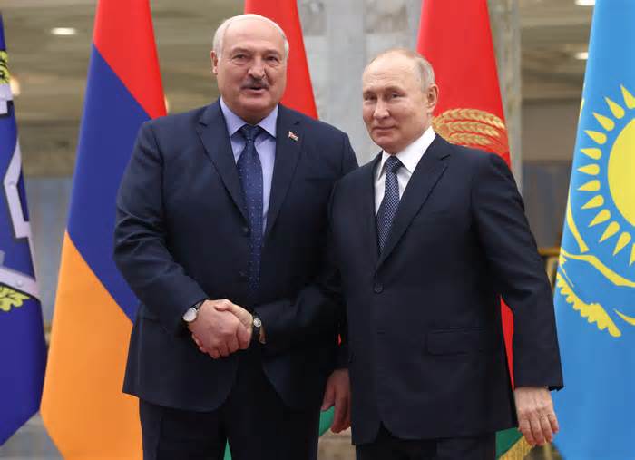 Alexander Lukashenko greets Vladimir Putin