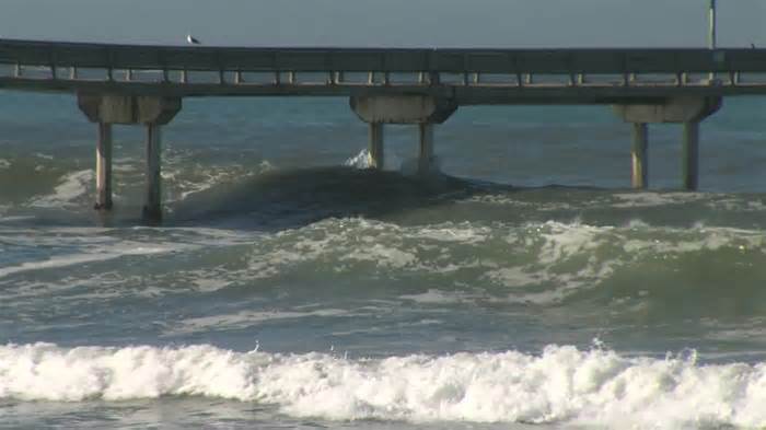 Large waves pound San Diego’s beaches in California, USA Thumbnail