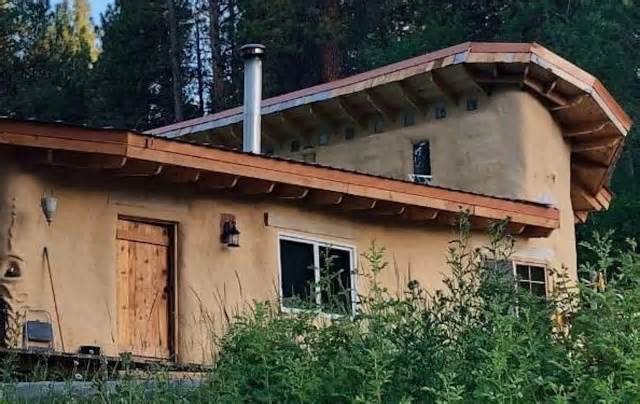 Couple lives debt-free in cob home that only cost $20,000 to build: ‘A pot-shot dream that we really wanted to do’