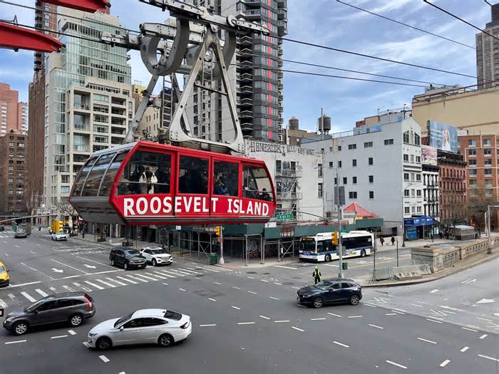 Cablecar transports passengers to Roosevelt Island