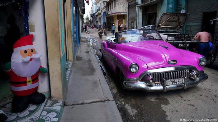 Escasa decoración de Navidad en La Habana.
