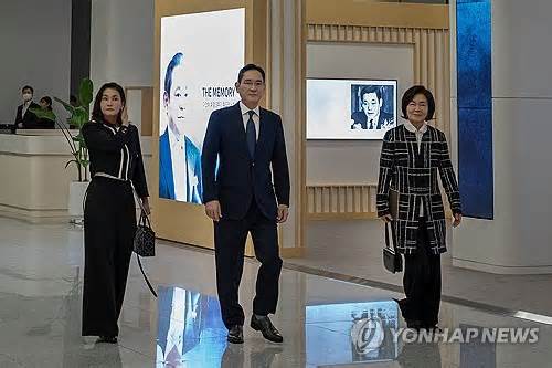 In this file photo provided by Samsung Electronics Co., Chairman Lee Jae-yong (C) walks with his mother Hong Ra-hee on his left and one of her younger sisters, Lee Seo-hyun on his right at a Samsung concert hall in Yongin, Gyeonggi Province on Oct. 19, 2023. (PHOTO NOT FOR SALE) (Yonhap)