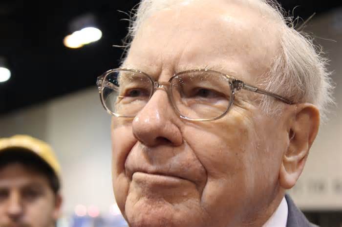 Should You Buy Stocks Right Now? Here's What Warren Buffett Is Doing.
