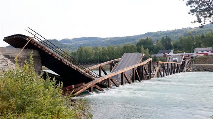 A photo of the collapsed Tretten Bridge in Norway.