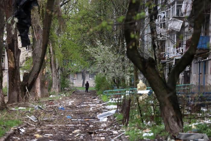 Un habitant dans un quartier résidentiel détruit d'Avdiivka en Ukraine en mars dernier.