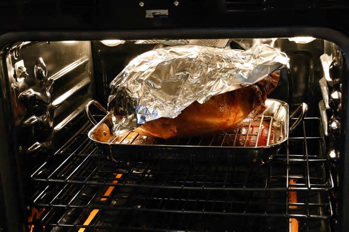 Can You Put Aluminum Foil In The Oven? Never Make These 5 Mistakes Again