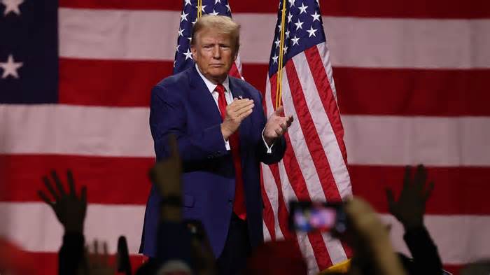 Grupos de votantes de Illinois y Massachusetts buscan retirar a Trump de la boleta electoral de 2024