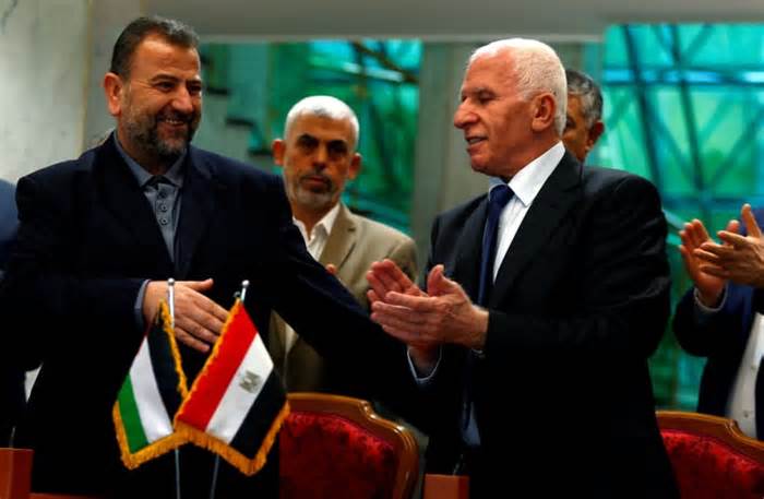 Head of Hamas delegation Saleh al-Arouri and Fatah leader Azzam Ahmad sign a reconciliation deal in Cairo, Egypt, October 12, 2017.