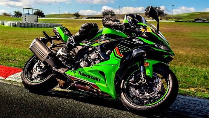 As the new year unfolds, Kawasaki India has launched the highly anticipated 2024 Ninja ZX-6R, signalling the Japanese brand's re-entry into the middle-weight supersport segment. The bike was discontinued after the BS-VI emission norms kicked in from April 1, 2020. Priced at Rs 11.09 lakh (ex-showroom), this updated model promises a host of enhancements over its predecessor.