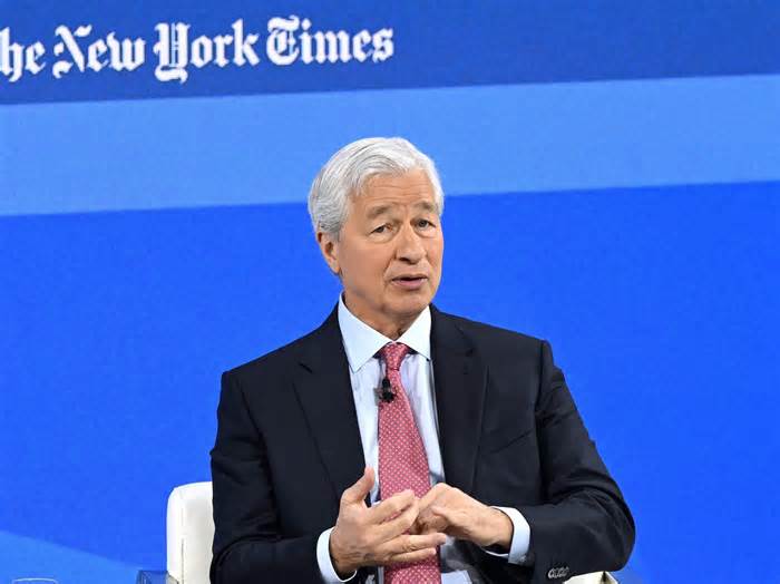 JPMorgan's Jamie Dimon says he isn't afraid of China, but would leave if the US government told him to